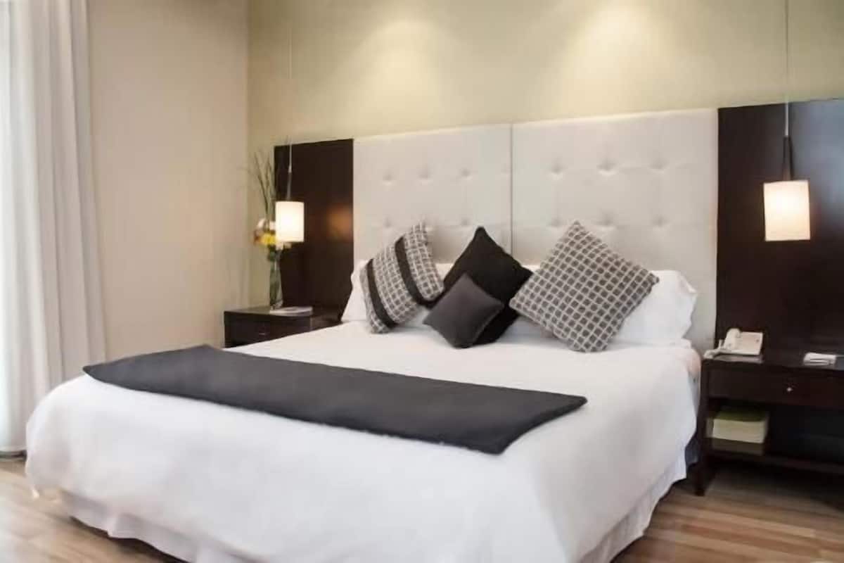 Camas Select Comfort, caja de seguridad en la habitación y escritorio