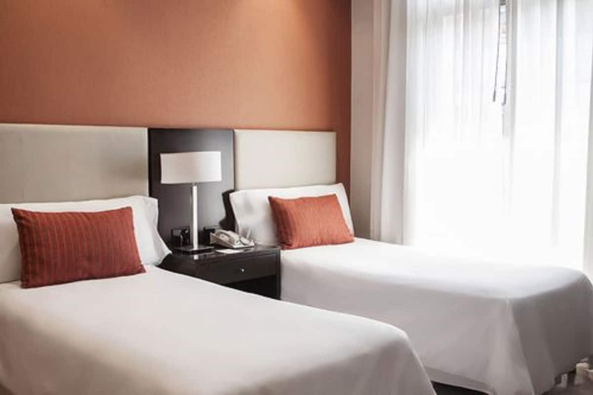 Classic-huone, 2 yhden hengen sänkyä | Select Comfort -patjalliset sängyt, tallelokero huoneessa, työpöytä