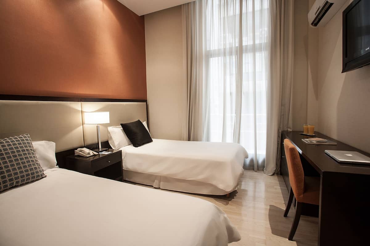 Superior-huone, 2 yhden hengen sänkyä | Select Comfort -patjalliset sängyt, tallelokero huoneessa, työpöytä