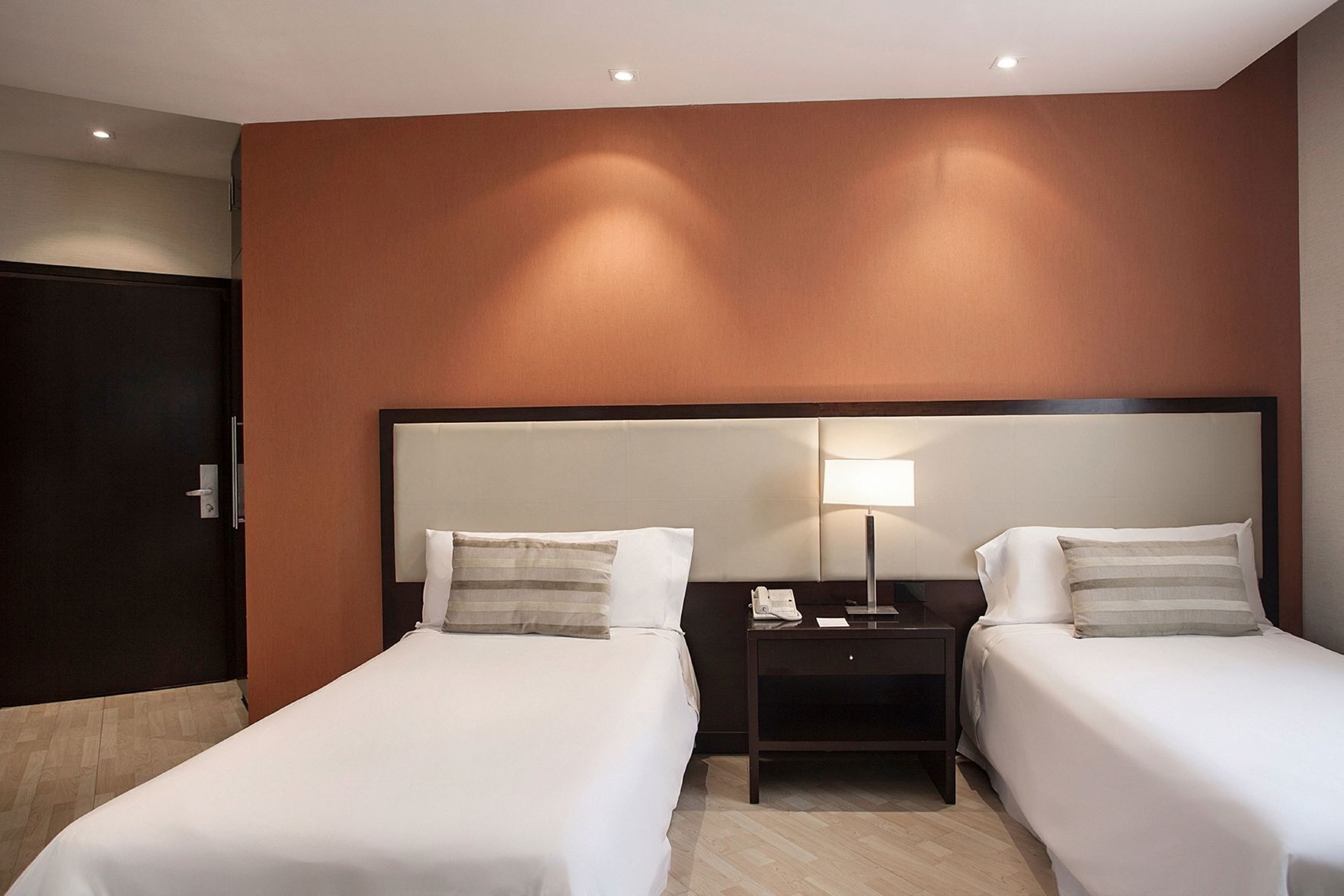 Matelas Select Comfort, coffres-forts dans les chambres, bureau