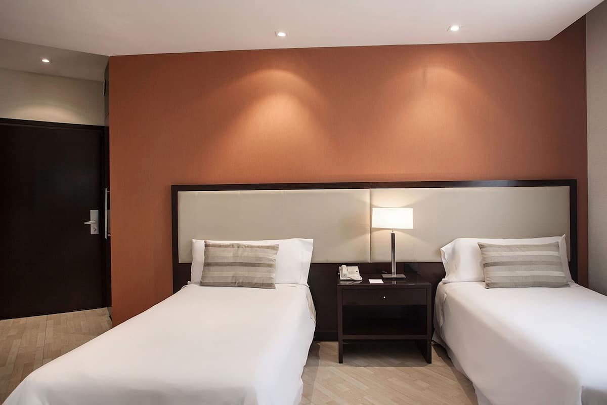 Camas Select Comfort, caja de seguridad en la habitación y escritorio