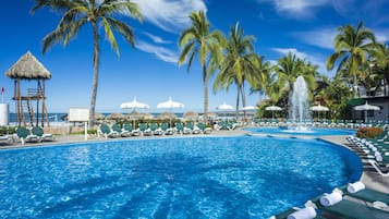 สระว่ายน้ำกลางแจ้ง เปิด 9:00 น. ถึง 21:00 น., ร่มริมสระว่ายน้ำ