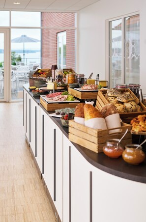 Free daily self-service breakfast  - Severin Kursuscenter og Konferencehotel (Middelfart)