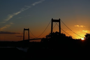 Un pont se détachant sur le ciel au coucher du soleil.