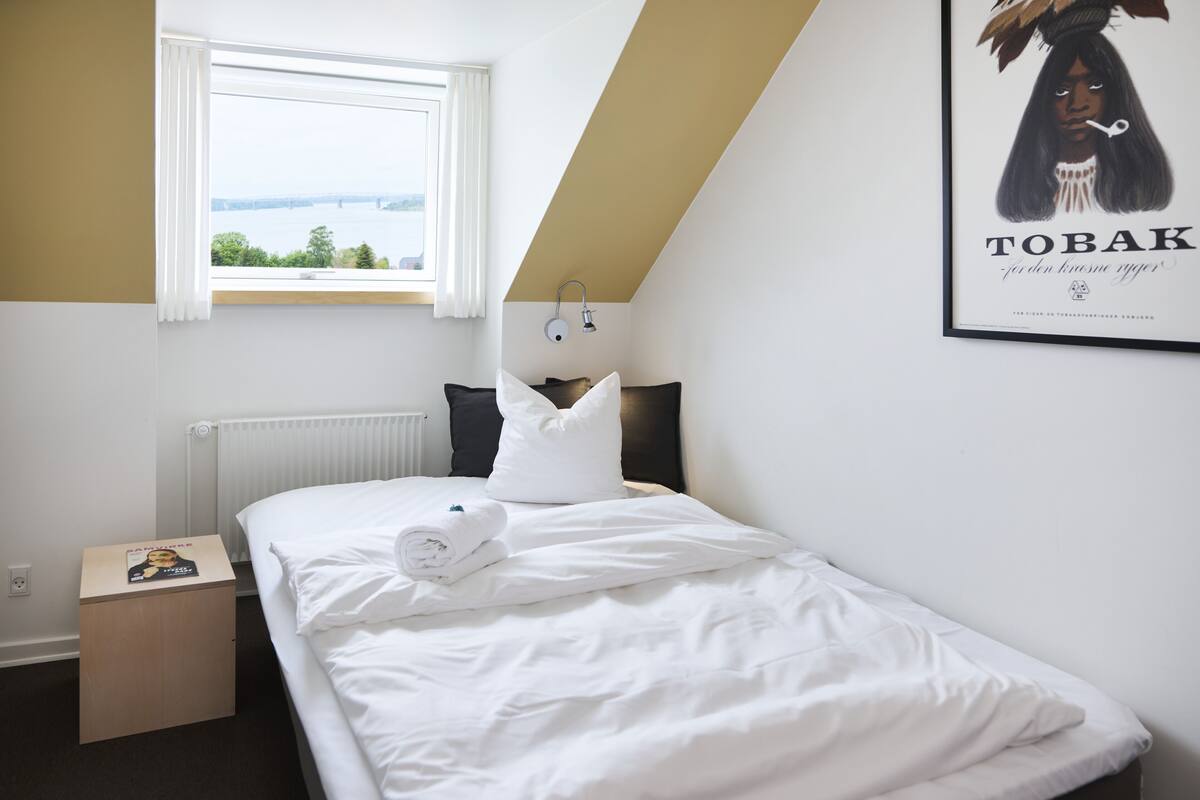 Grand Lit, 140 x 200 cm | Desk, iron/ironing board, WiFi (free), bed sheets