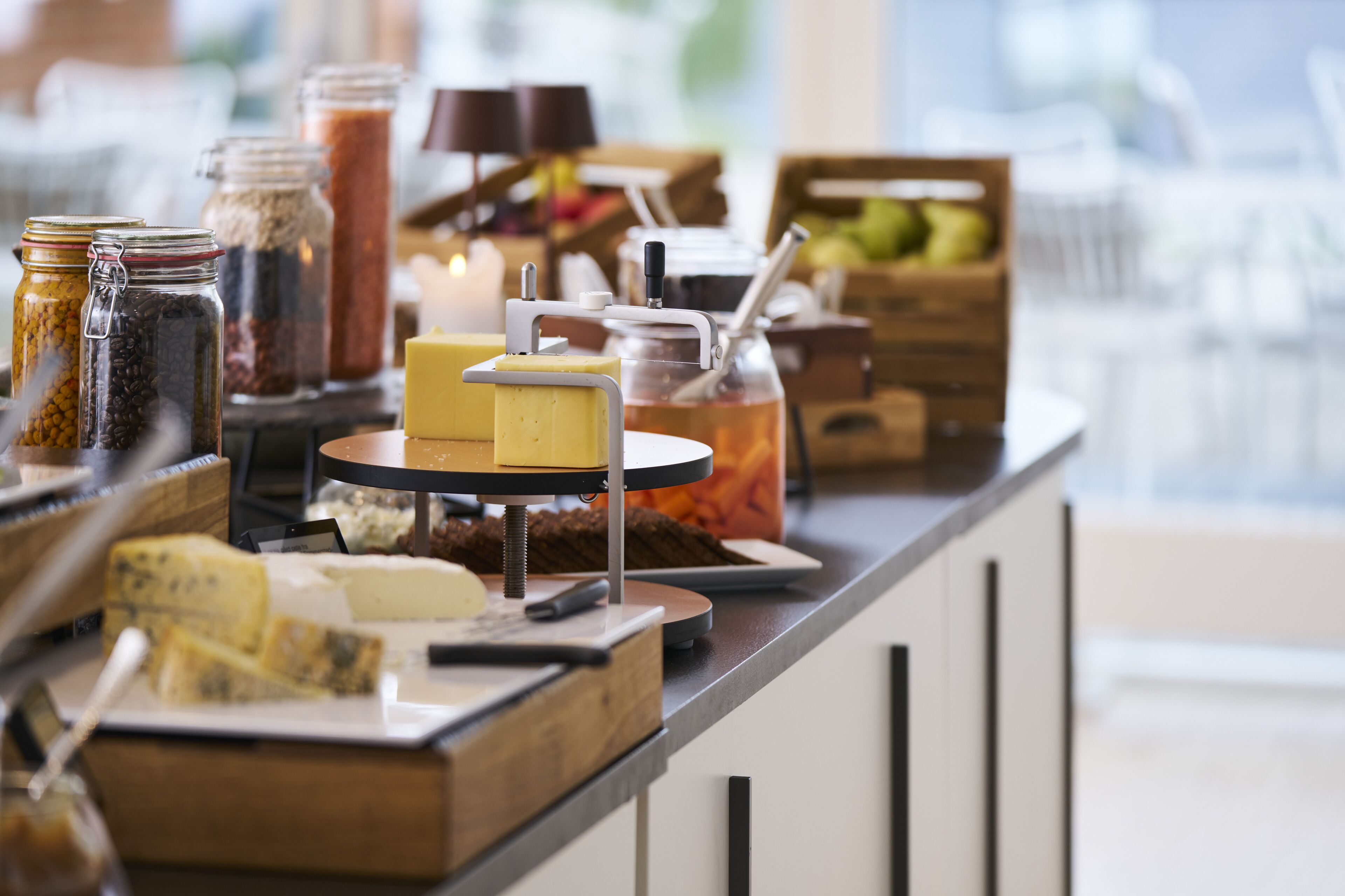 Ein Buffet mit verschiedenen Speisen und Beilagen.