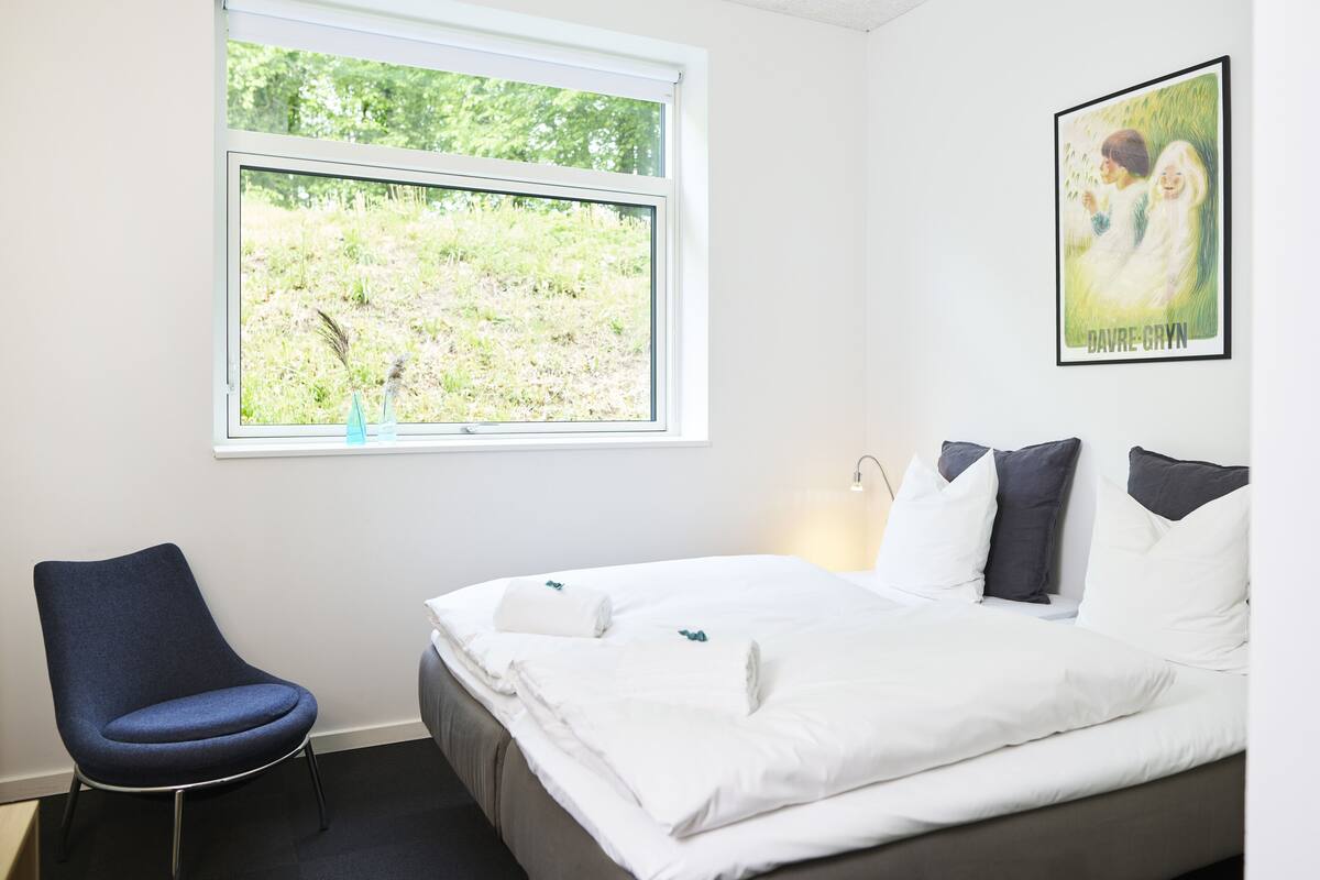Standard Twin Room | Desk, iron/ironing board, WiFi (free), bed sheets
