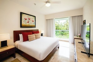 1 kamar tidur, brankas, tirai kedap cahaya, dan setrika/meja setrika