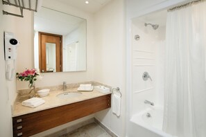 Combined shower/bathtub, free toiletries, hair dryer, towels