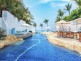 Kolam renang terbuka, dibuka dari pukul 8:00 hingga 20:00, payung kolam 