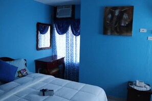 Chambre Standard avec lits jumeaux, accessible aux personnes à mobilité réduite | Couette en duvet d'oie, rideaux occultants, lits bébé (en supplément)