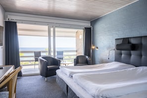 Escritorio, tabla de planchar con plancha, cunas y wifi gratis 