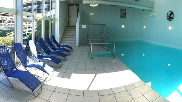 Una piscina techada, una piscina al aire libre