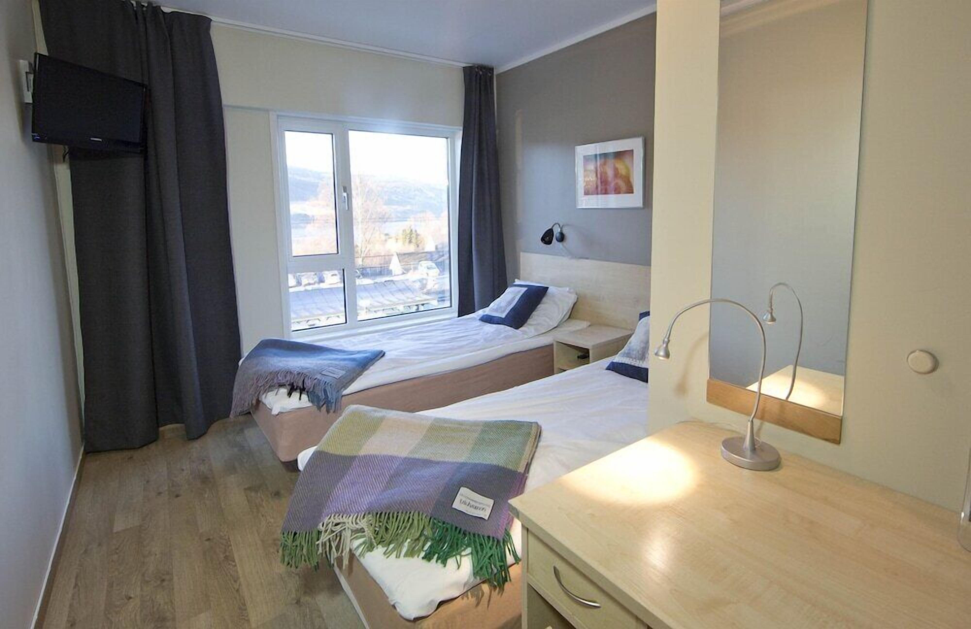 Colchones con pillow-top, escritorio y tabla de planchar con plancha 