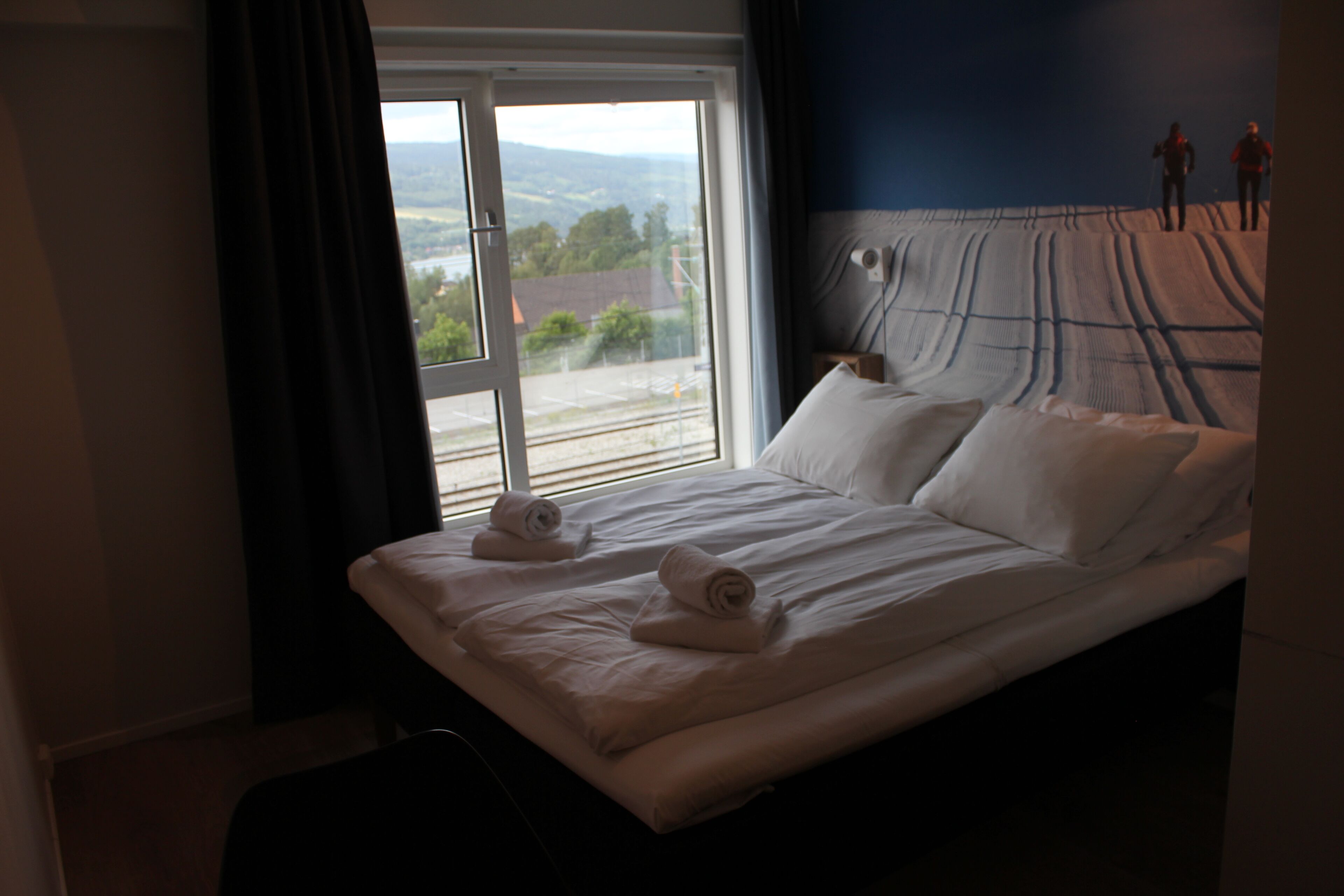 Dobbeltrom | Senger med overmadrass, skrivebord og strykejern/-brett