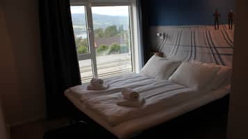 Dobbeltrom | Senger med overmadrass, skrivebord og strykejern/-brett