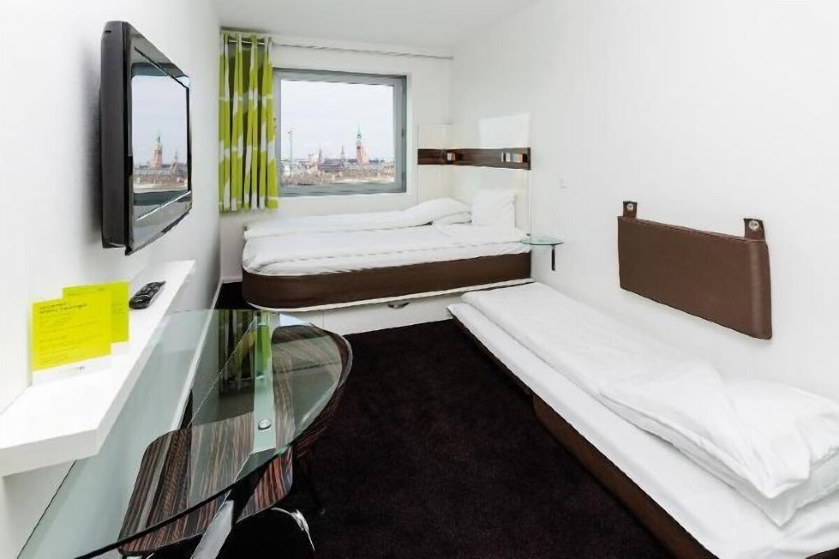 Hypo-allergenic bedding, down duvets, desk, soundproofing