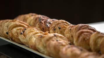 Una bandeja de croissants con chispas de chocolate.