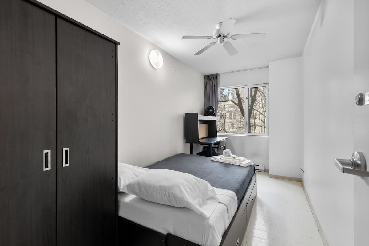 1 chambre dans un appt de 8 chambres | 필로우탑 침대, 책상, 다리미/다리미판, 간이 침대
