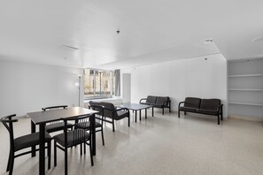 1 chambre dans un appt de 8 chambres SUP | Coin séjour