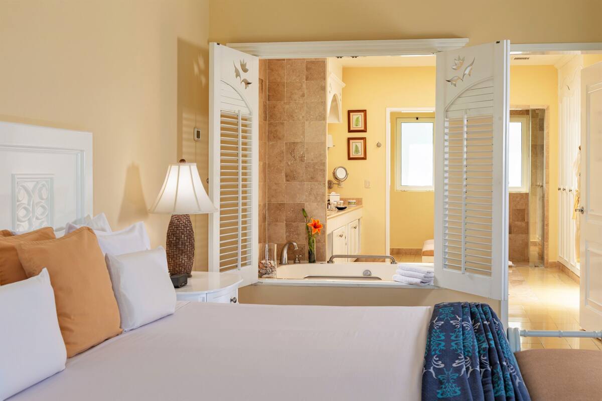 3 bedrooms, in-room safe, iron/ironing board, cribs (free)