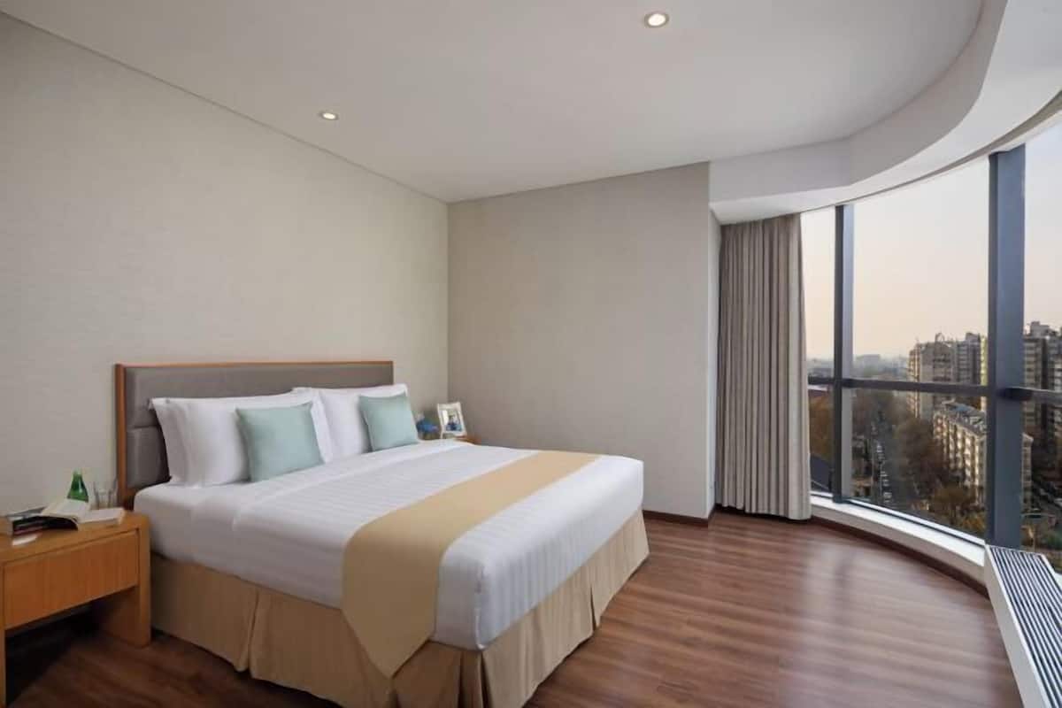 Down duvets, in-room safe, desk, blackout curtains