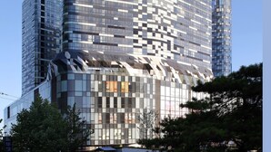 Un moderno edificio de gran altura con fachada de vidrio reflectante, que muestra el logo "ASCOTT" en la parte superior.