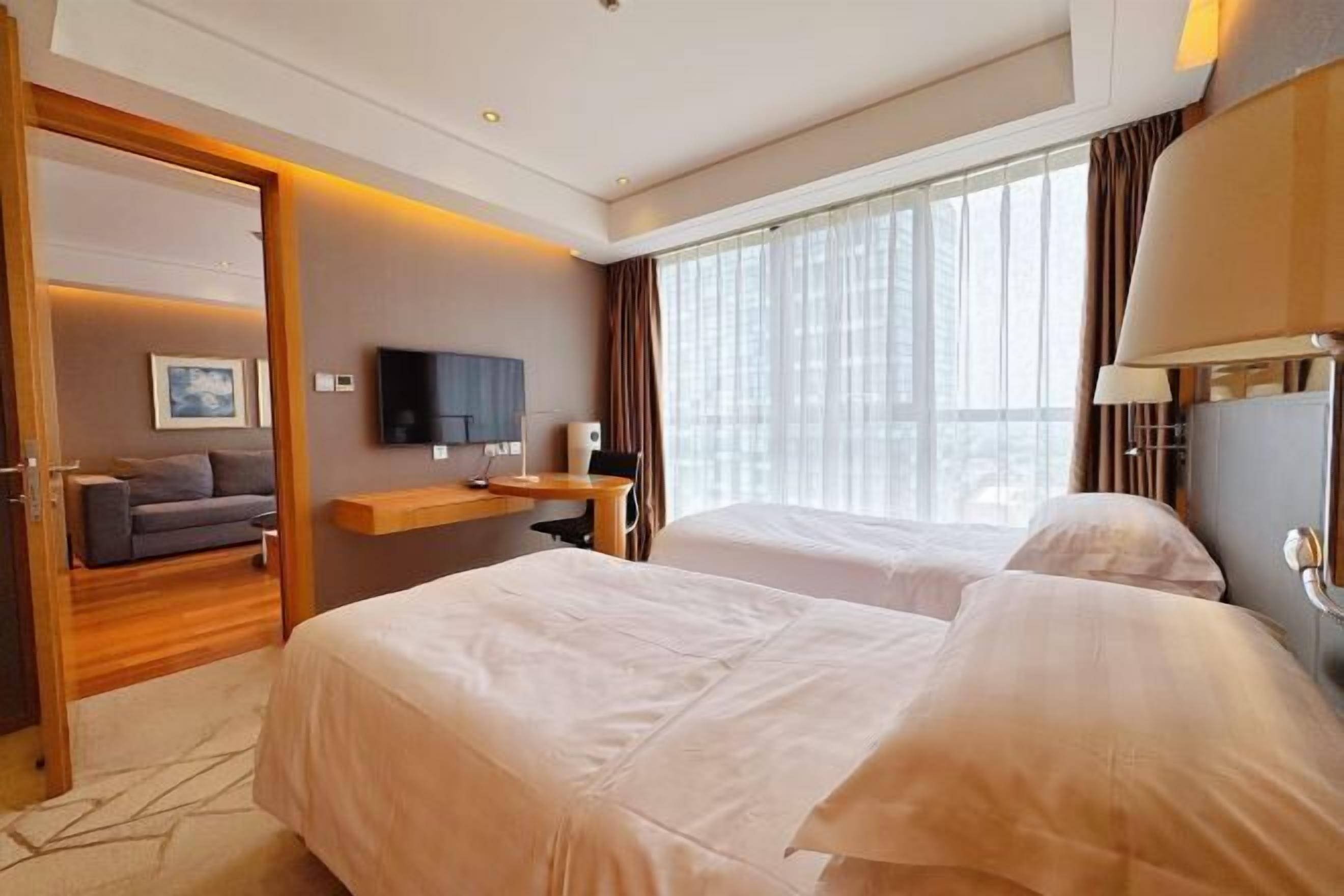 Edredones de plumas, caja fuerte, escritorio y cortinas opacas