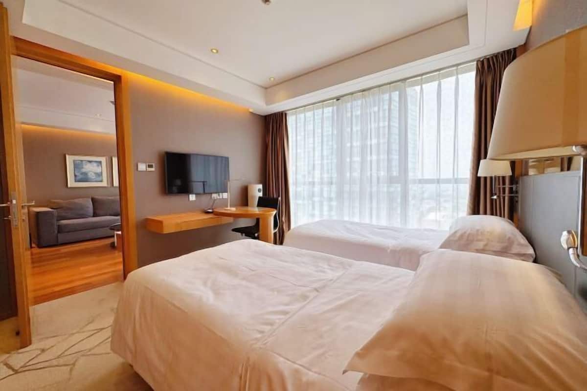 Donsdekens, een kluis op de kamer, een bureau, verduisterende gordijnen