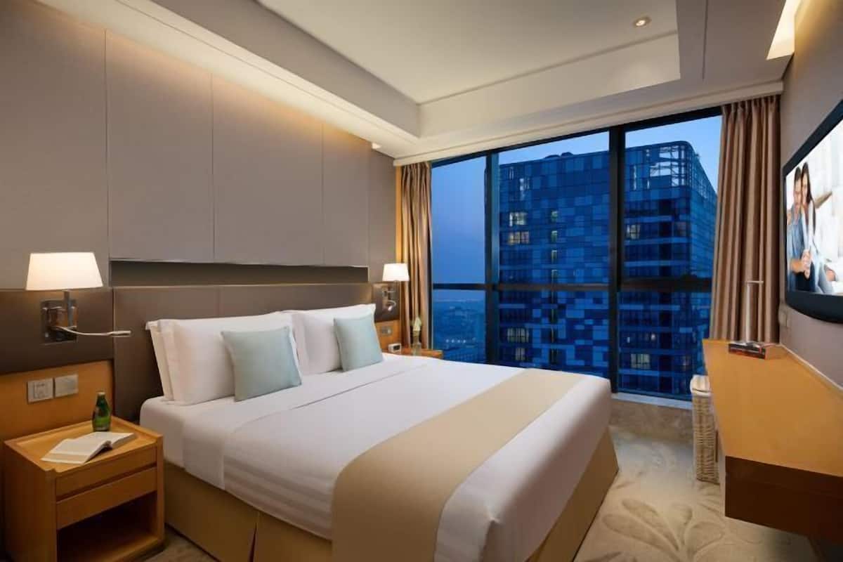 Down duvets, in-room safe, desk, blackout curtains