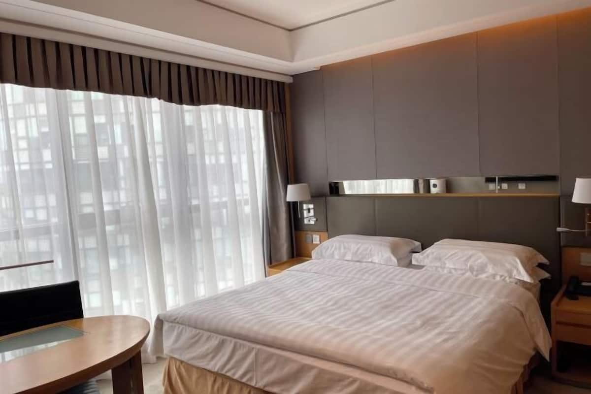 Dundyner, safe på rommet, skrivebord og blendingsgardiner