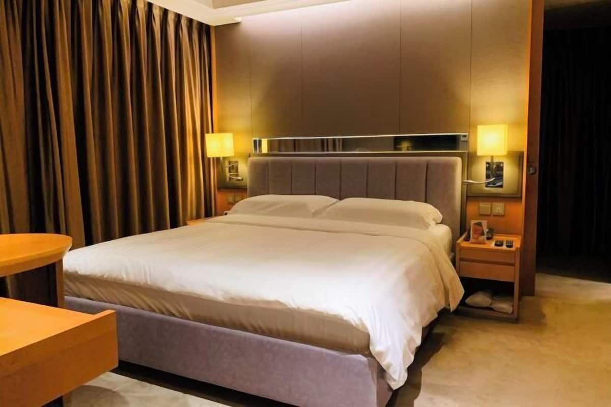 Down duvets, in-room safe, desk, blackout curtains