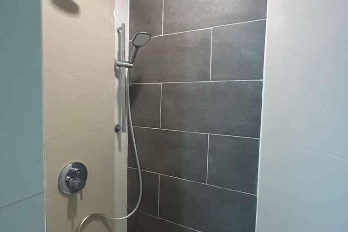 Een douche, een regendouche, gratis toiletartikelen, een haardroger