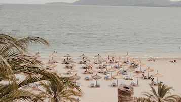 På stranden