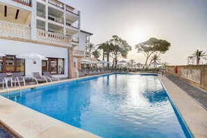 Una piscina al aire libre de temporada