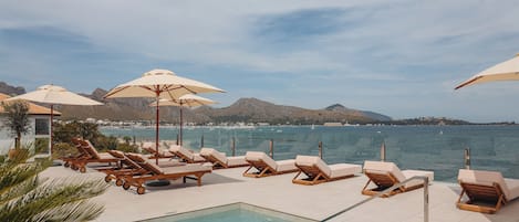 Una piscina al aire libre de temporada