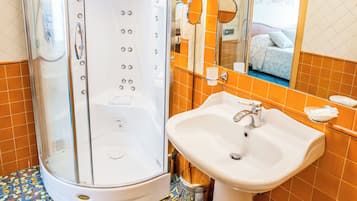 Kahden hengen deluxe-huone, 1 parisänky, tupakointi kielletty, vuoristonäköala | Kylpyhuone | Suihku, sadesuihkupää, ilmaiset hygieniatuotteet, hiustenkuivaaja