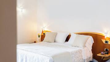 Deluxe-Doppelzimmer, 1 Doppelbett, Nichtraucher, Bergblick | Hochwertige Bettwaren, Betten mit Memory-Foam-Matratzen, Minibar