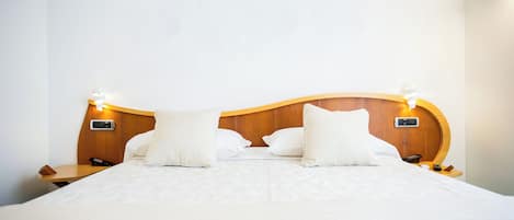 Deluxe tweepersoonskamer, 1 tweepersoonsbed, niet-roken, uitzicht op bergen | Luxe beddengoed, bedden met traagschuimmatras, een minibar