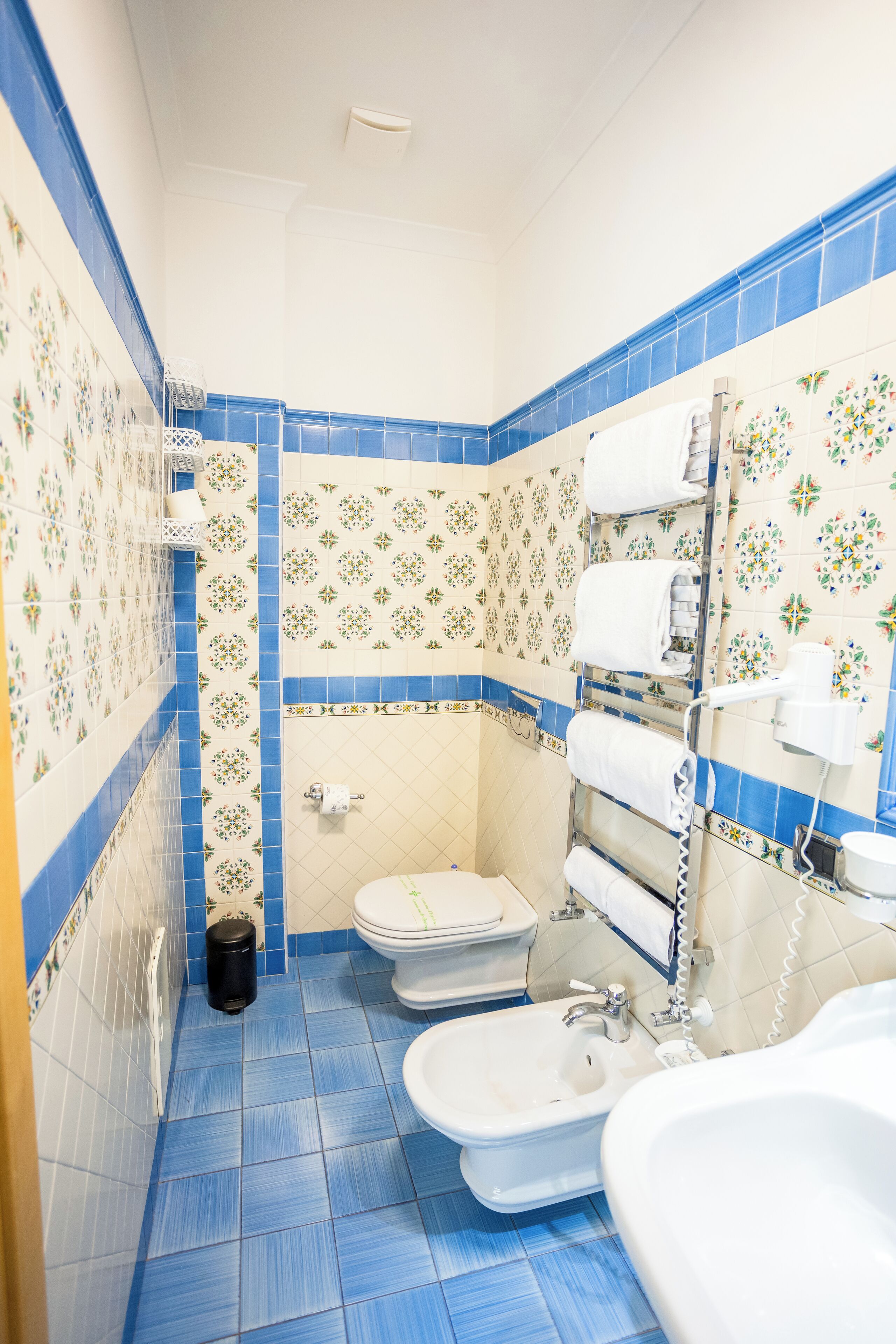 Deluxe-Doppelzimmer, 1 Doppelbett, Nichtraucher, Bergblick | Badezimmer | Dusche, Regendusche, kostenlose Toilettenartikel, Haartrockner