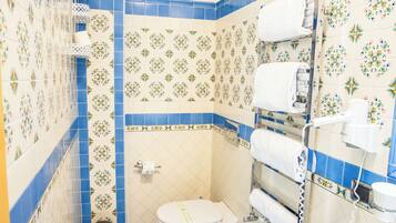 Deluxe-Doppelzimmer, 1 Doppelbett, Nichtraucher, Bergblick | Badezimmer | Dusche, Regendusche, kostenlose Toilettenartikel, Haartrockner