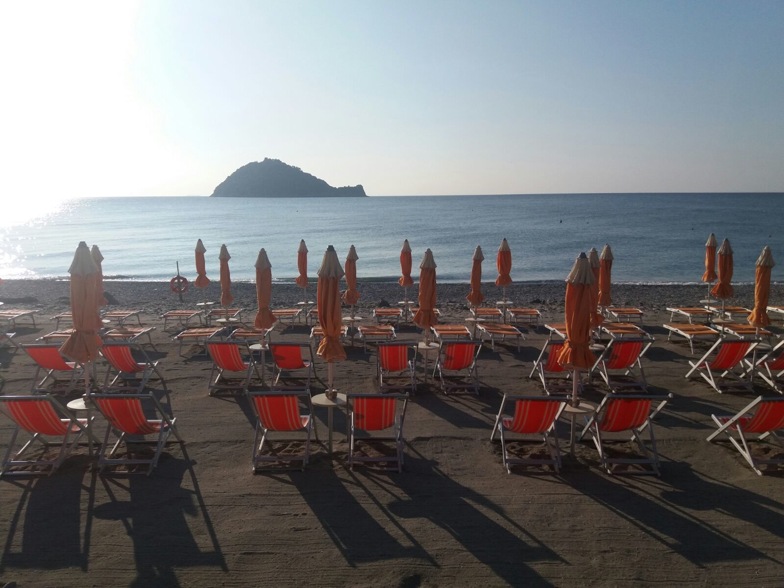 Privat strand, solsenger, parasoller og strandbar