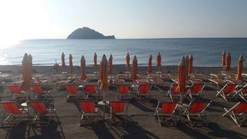 Privat strand, solsenger, parasoller og strandbar