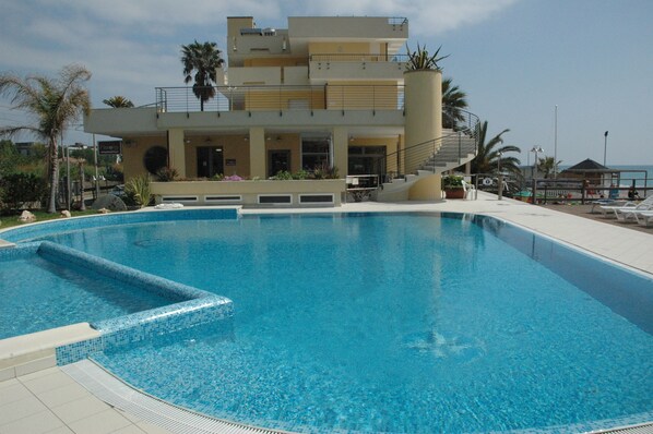 Seasonal outdoor pool, open 9:00 AM to 7:00 PM, pool umbrellas - Residence Sole (Albenga)