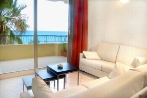 Superior Apartment, 1 Bedroom, Balcony, Sea View | Living room - Residence Sole (Albenga)