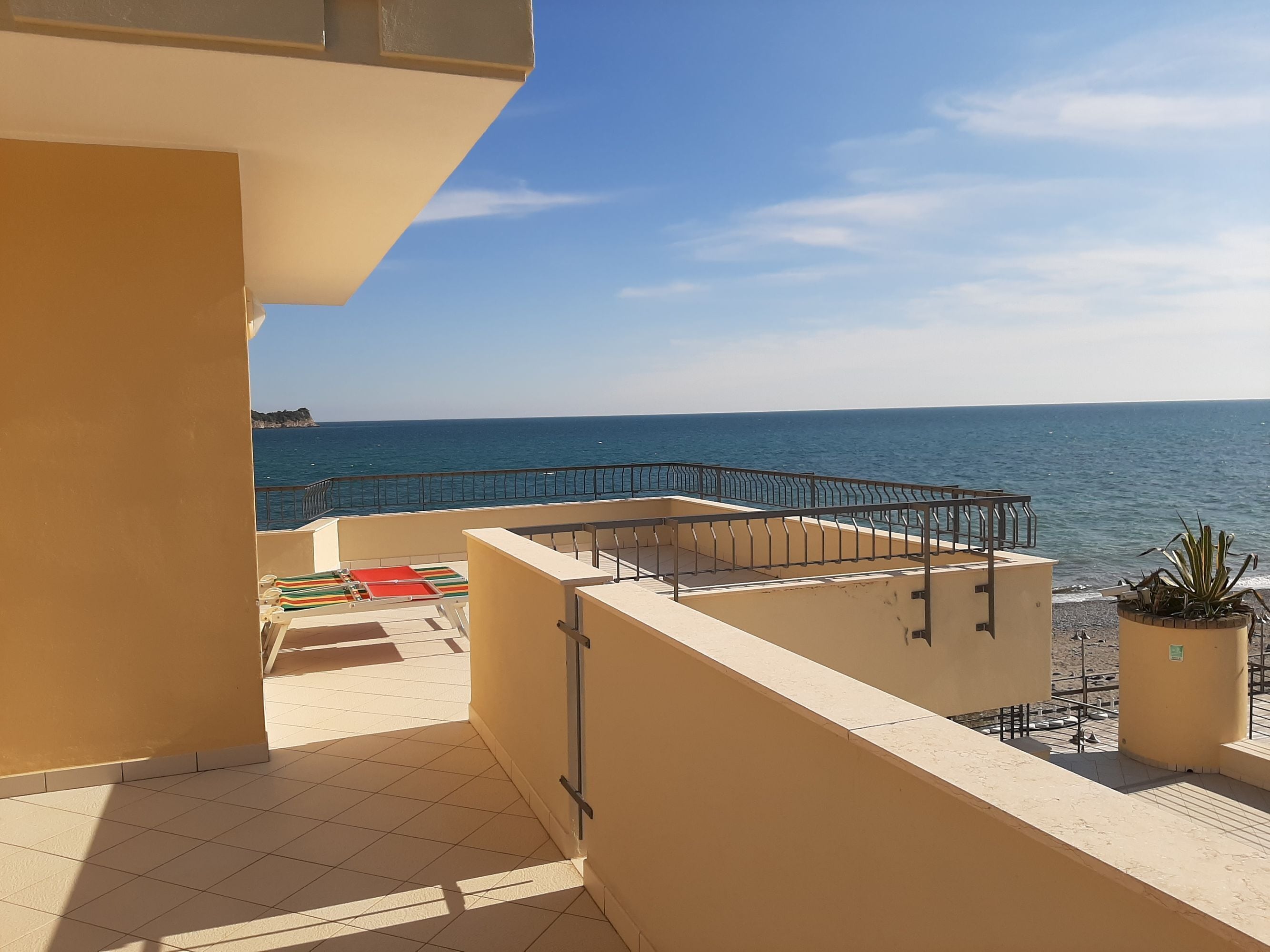 Deluxe-Apartment, Meerblick, Poolseite | Terrasse/Patio