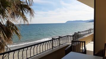 Deluxe appartement, uitzicht op zee, aan het zwembad | Balkon