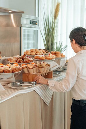 Ein reichhaltiges Buffet mit verschiedenen Backwaren und Desserts.