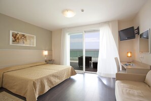 Minibar, caja de seguridad en la habitación y escritorio