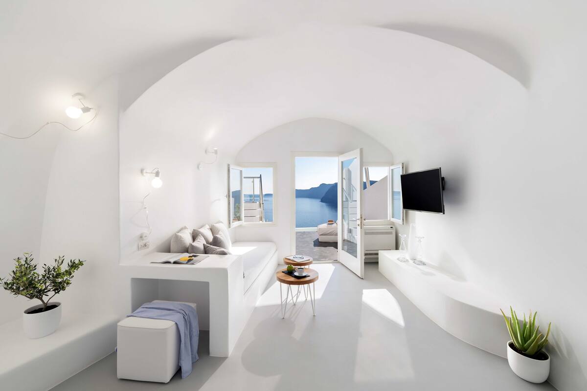 suite (cave, plunge pool heated) | in-room safe, desk, free wifi, bed sheets